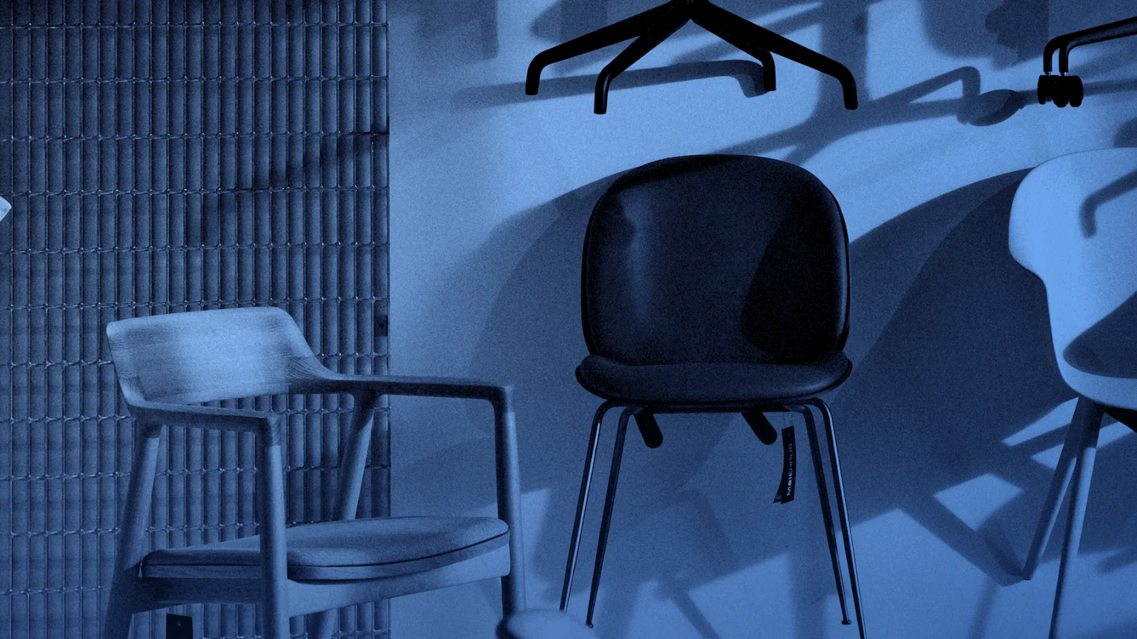 Sala de exhibición con sillas expuestas en blanco y negro