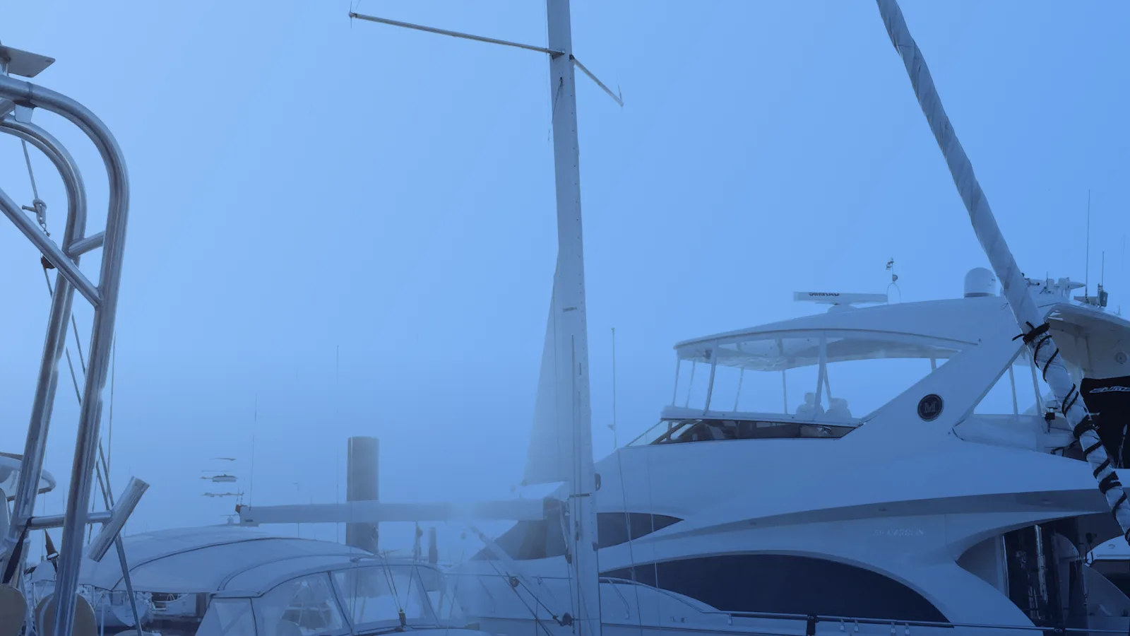 Yate blanco amarrado en un muelle durante el día