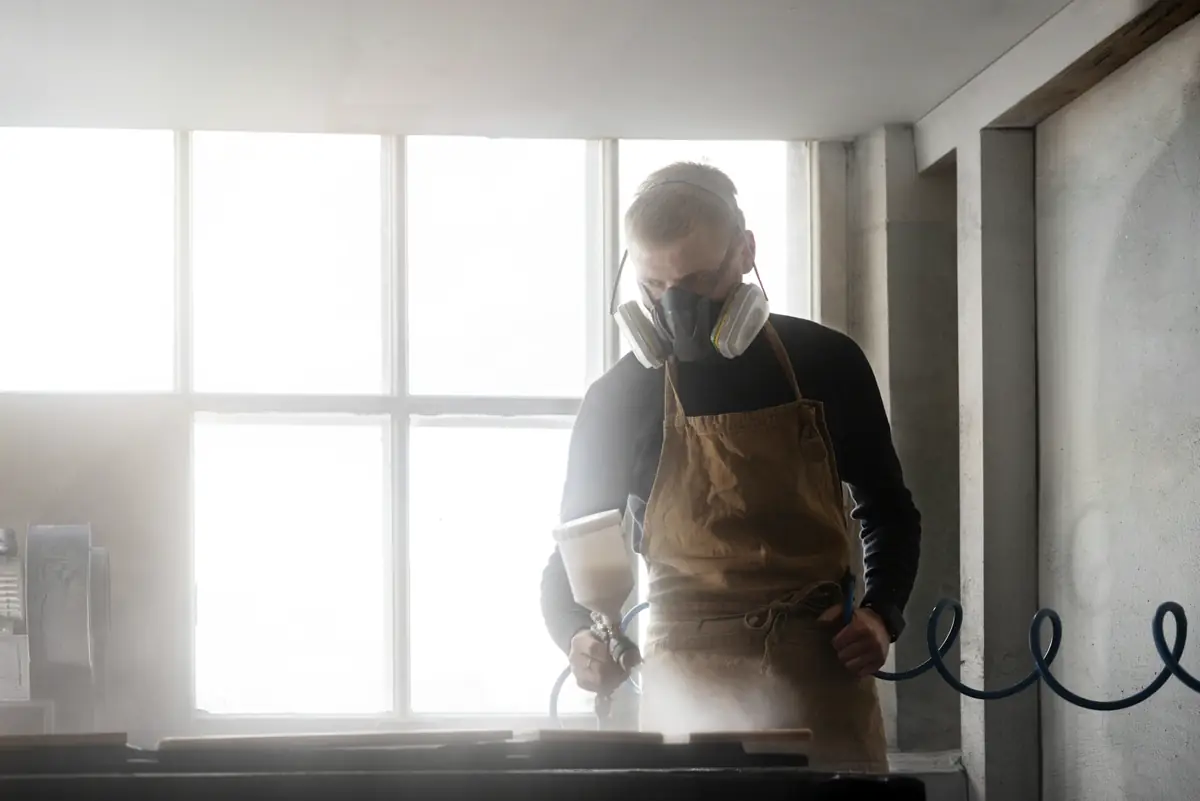Técnico con mascarilla en un espacio interior