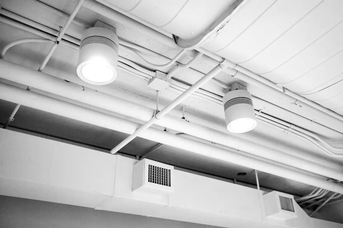Ventilación y ductos en el techo de un edificio comercial
