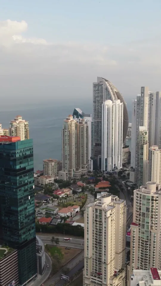 Fotograma del video de Climatiza: edificios de Ciudad de Panamá frente al mar